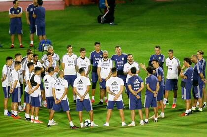 Lionel Scaloni se dirige al grupo en el estadio "Barradão".