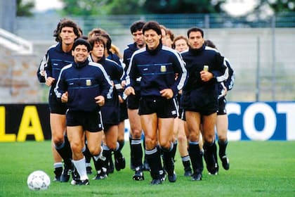 La selección se entrenaba en Trigoria, el complejo de Roma, durante el Mundial del 90; adelante, Maradona y Monzón; se asoman Bauza, Troglio y Serrizuela