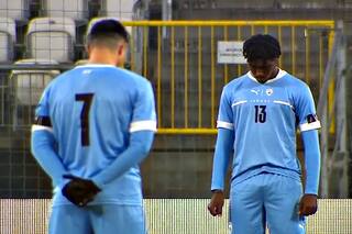 Israel y Polonia encontraron una ingeniosa manera de realizar un minuto de silencio que la UEFA bloqueó