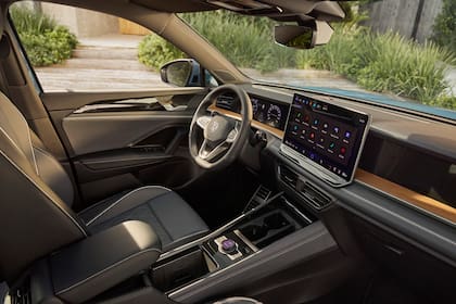 La selectora de marchas se encuentra tras el volante, ampliando el habitáculo y ofreciendo más confort y espacio de guardado