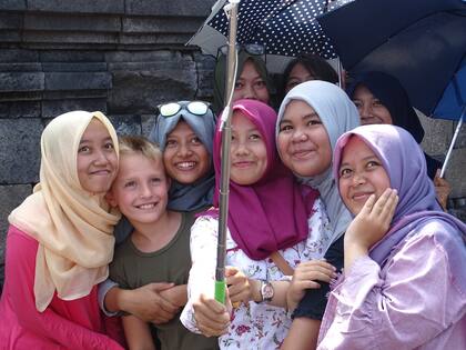 La selfie con las chicas de Indonesia, en el templo Borobudur, en 2008
