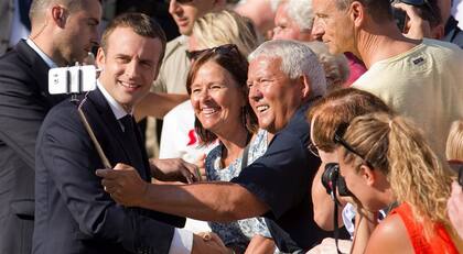 La selfie con Macron empieza a convertirse en un clásico en Francia