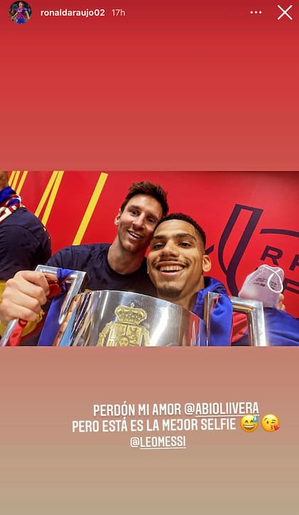La selfie con Messi y el mensaje de Araújo para su novia