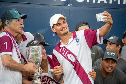 La selfie de Jeta Castagnola con el resto de Pilot