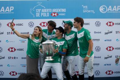 La selfie de los campeones: mamá Camila Cambiaso, con Barto (con la copa), Nachi Du Plessis, Polito Pieres y Jeta 