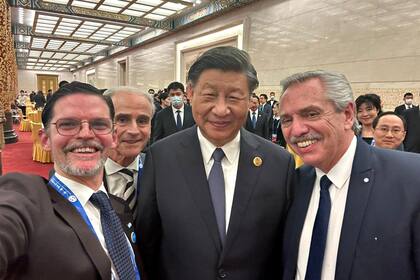 La selfie de presidentes: el embajador Sabino Vaca Narvaja, el presidente de China, Xi Jimping, y Alberto Fernández. 
