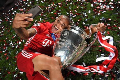 La selfie de Thiago Alcántara, que se despidió de Bayern Munich con la conquista de la Champions League; el volante es pretendido por Liverpool