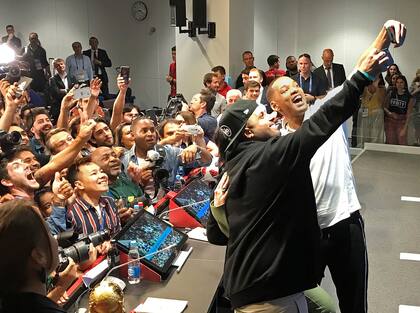 La selfie de Will Smith y Nicky Jam con los periodistas en Moscú