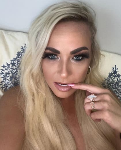 La selfie en la que la exmaestra anunció su cuenta de OnlyFans