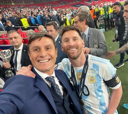 La selfie que todos quieren tener, sí, con Messi; el rosarino jugó con Zanetti en la selección entre 2005 y 2011