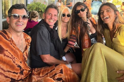 La semana pasada, Aíto y Calu fueron al almuerzo
organizado por la interiorista “Negra” Torres y
compartieron confidencias con Mecha Sarrabayrouse, Concepción Cochrane Blaquier y Gerard Confalonieri