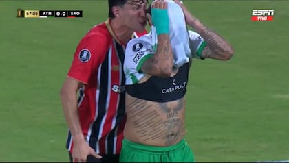 La semana pasada, Edwin Cardona lamentándose por el penal fallado y recibiendo la burla de Ferraresi, de San Pablo