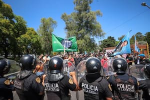 La primera resistencia callejera a la reforma laboral: paro de estatales y vuelven los piqueteros