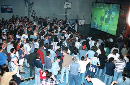 La semifinal con Sporting Cristal, 29 años después de la más inmediata, causó tanta expectativa como decepción en Racing, que ahora, 28 años más tarde, vibra con otra.