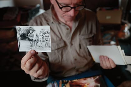 LA SEMILLA En su casa de Nono, Andrea Prodan, hermano de Luca, muestra una foto de aquellos primeros tiempos en las sierras