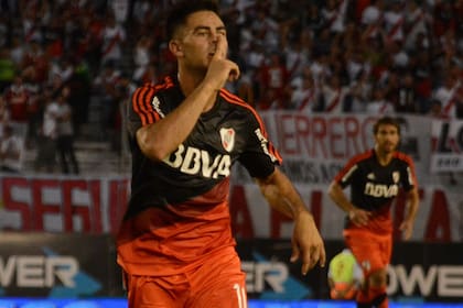 La seña de silencio a la platea de River