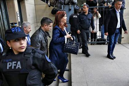 La senadora Cristina Kirchner al retirarse de Comodoro Py