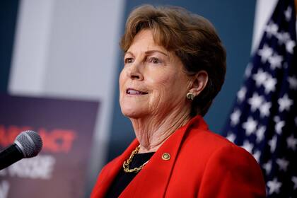 La senadora demócrata Jeanne Shaheen fue una de las que decidió cambiar su voto para viabilizar este paso de avance en busca de la apertura del gobierno federal estadounidense (Foto de Andrew Harnik/Getty Images)