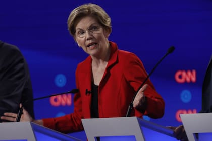 La senadora Elizabeth Warren, tercera en las encuestas, es la que más planes presentó anoche en el debate