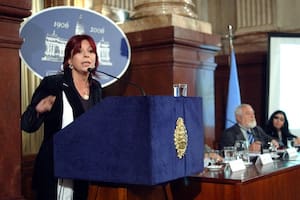 La senadora Perceval (FPV-Mendoza), el secretario Duhalde y la directora Martínez