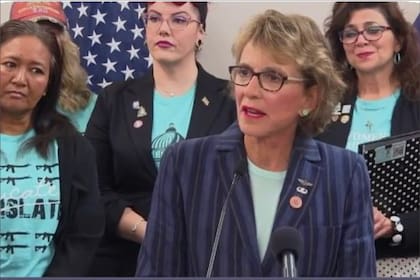 La senadora Wendy Rogers, quien presentó la ley para prohibir a los migrantes acceder a los bancos, también patrocina otros proyectos contra la inmigración en EE.UU.