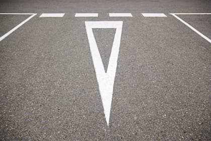 La señal indica que se debe ceder la prioridad ya sea a otro vehículo o a un peatón