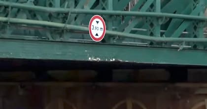 La señalética indica una altura máxima de 3,9 metros, pero por tareas de repavimentación sería menor