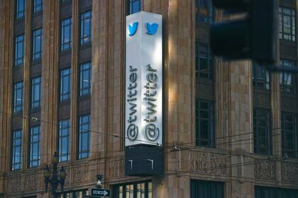 La señalización de Twitter se ve fuera de la sede de Twitter el viernes 4 de noviembre de 2022, en San Francisco. 