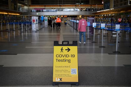 La señalización de un lugar de pruebas de Covid-19 dentro del Aeropuerto Internacional de Los Ángeles. La idea a mediano plazo es fomentar las pruebas en el hogar