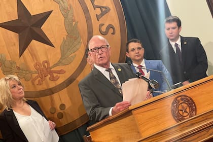 La Senate Bill 3070, presentada por Bob Hall, ordena el traspaso de la Lotería de Texas al Departamento de Licencias y Regulaciones antes del 1° de septiembre