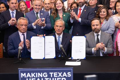 La Senate Bill 314 prohíbe que los comedores escolares sirvan alimentos con aditivos específicos dentro de programas de comidas gratuitas o a bajo costo