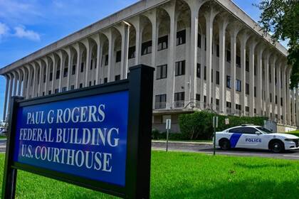 La señora está acusada de un delito grave de daños a la propiedad