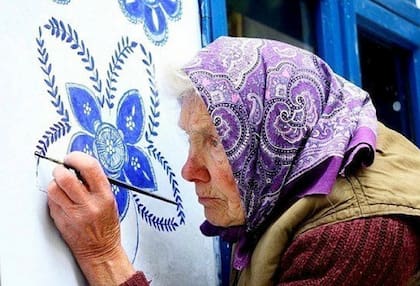 La señora pinta todas las casas de su pueblo por amor al arte