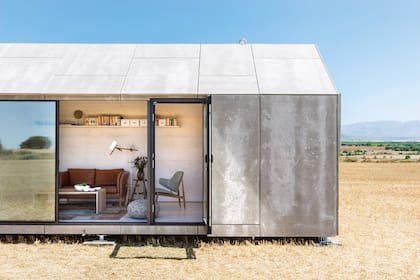 La sensación es de amplitud: no se ha desperdiciado un centímetro en recovecos, y el techo a dos aguas alcanza 3,5m en su punto más alto. Es más, sus proporciones son el resultado de un exhaustivo estudio para que los ambientes resulten rápidamente familiares, reconocibles.