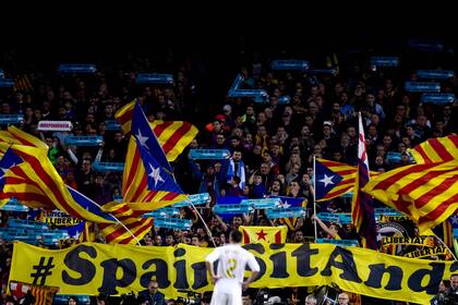 La senyera, la bandera de Cataluña, fue portada por varios hinchas en el Camp Nou