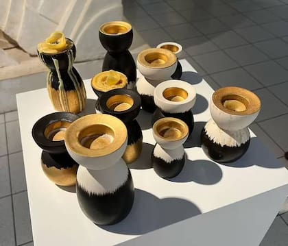 La serie "Candelabros para seres queridos", realizada en madera