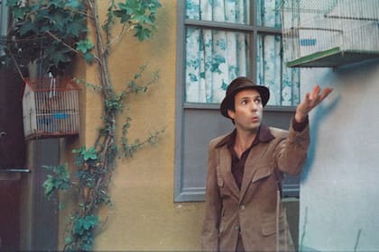 La serie Chespirito: Sin querer queriendo se estrenó el 5 de junio de 2025 en Max, con episodios semanales cada jueves