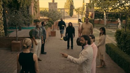 La serie comienza cuando seis pacientes con profundos traumas coinciden en una lujosa y lejana bodega. Enrique Arce y Elsa Pataky se reencontraron en esta producción