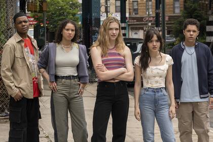 La serie cruza el terror adolescente con la comedia, clave que define la mirada de R. L. Stine, el autor de la saga literaria que sirve de inspiración