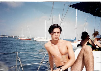 La serie cuenta con entrevistas y testimonios exclusivos de familiares y amigos cercanos, imágenes inéditas y de archivo público.