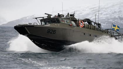 La serie de ejercicios militares incluyen lanchas de combate en un fiordo noruego
