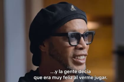 La serie de tres capítulos incluye imágenes de archivo y testimonios del futbolista, sus familiares, amigos y personas que influyeron en su carrera, (Foto: Captura de video)