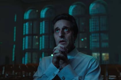 La serie El Reino está protagonizada por Diego Peretti, que interpreta al pastor evangélico Emilio Vázquez Pena, líder de la Iglesia de la Luz y candidato a vicepresidente de la República