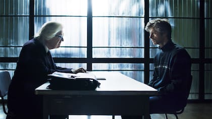 La serie es dinámica, tiene humor y en ocasiones rompe la cuarta pared para mantener "confidencialidad" con el espectador