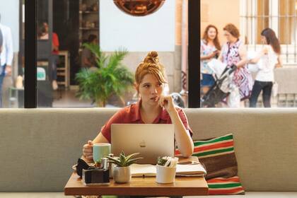 La serie está protagonizada por Diana Gómez (como Valeria, la escritora), Paula Malia, Silma López y Teresa Riott