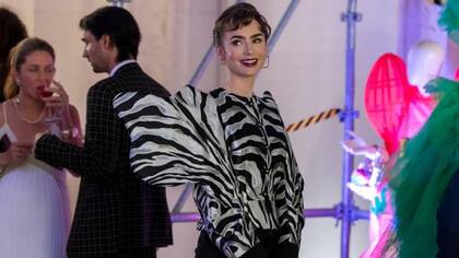 La serie mantiene su estilo fashionista y una comedia de enredos bien lograda