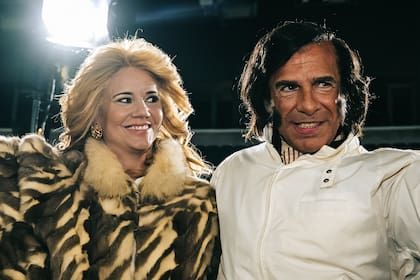 La serie Menem, protagonizada por Leonardo Sbaraglia en el papel de Carlos Menem y Griselda Siciliani como Zulema Yoma, recrea la vida del expresidente argentino, desde su ascenso político hasta los escándalos que marcaron su entorno familiar y personal.