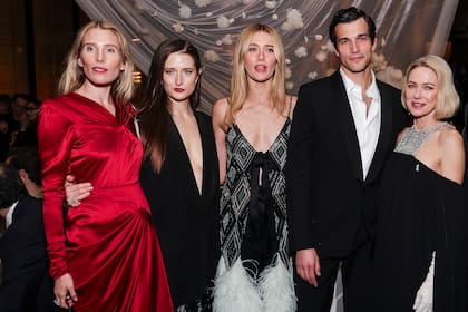 La serie producida por Ryan Murphy y disponible en Disney+ tiene en su elenco a Dree Hemingway, Grace Gummer, Sarah Pidgeon, Paul Anthony Kelly y Naomi Watts