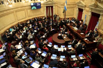 La sesión comenzó a las 14.30; fuera del Congreso se desplegaban manifestaciones contra el ajuste previsto para el año que viene
