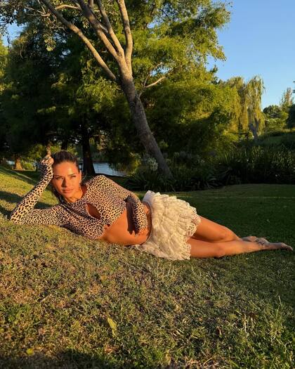 La sesión de fotos de la China Suárez en el jardín de la casa donde Mauro Icardi residiría